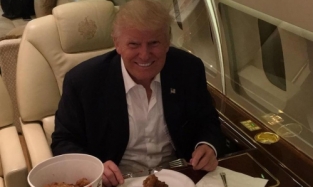 Дональд Трамп выложил в сеть фото, где он ест курицу из KFC